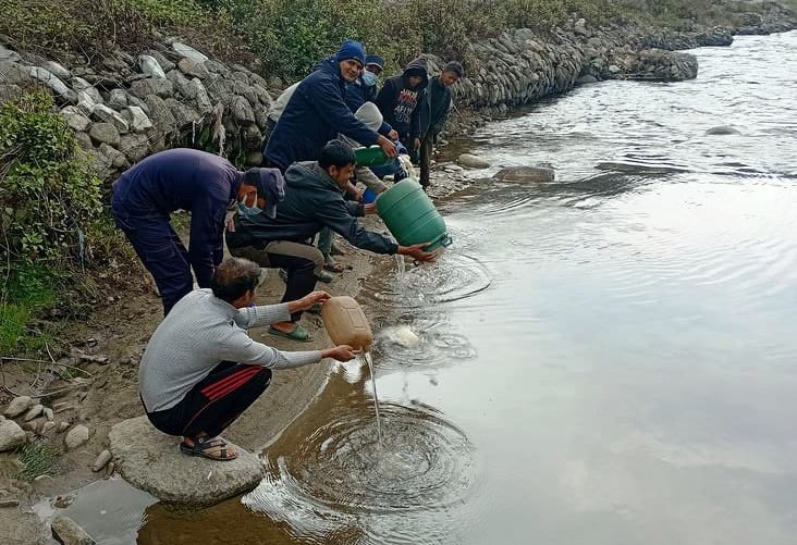 विभिन्न ठाउँबाट बरामद गरिएको घरेलु मदिरा नष्ट