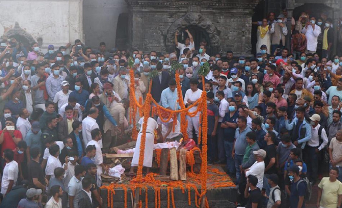 पशुपति आर्यघाटमा राजकीय सम्मानका साथ प्रदीप गिरीको अन्त्येष्टि