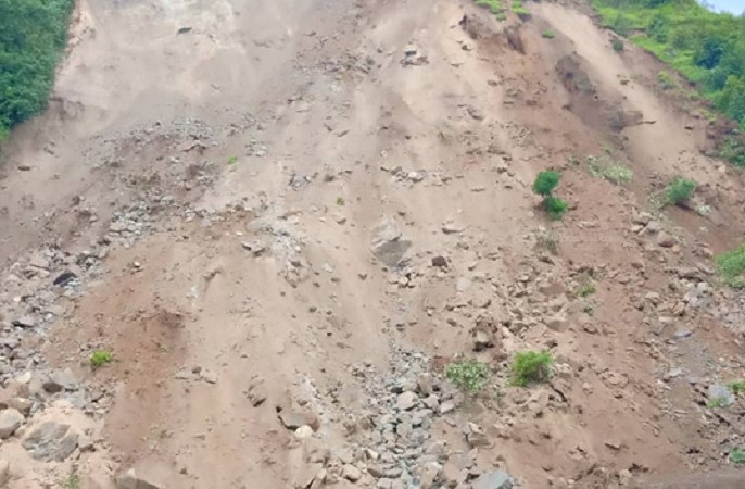 पहिरोमा परि तीन जनाको ज्यान गयाे