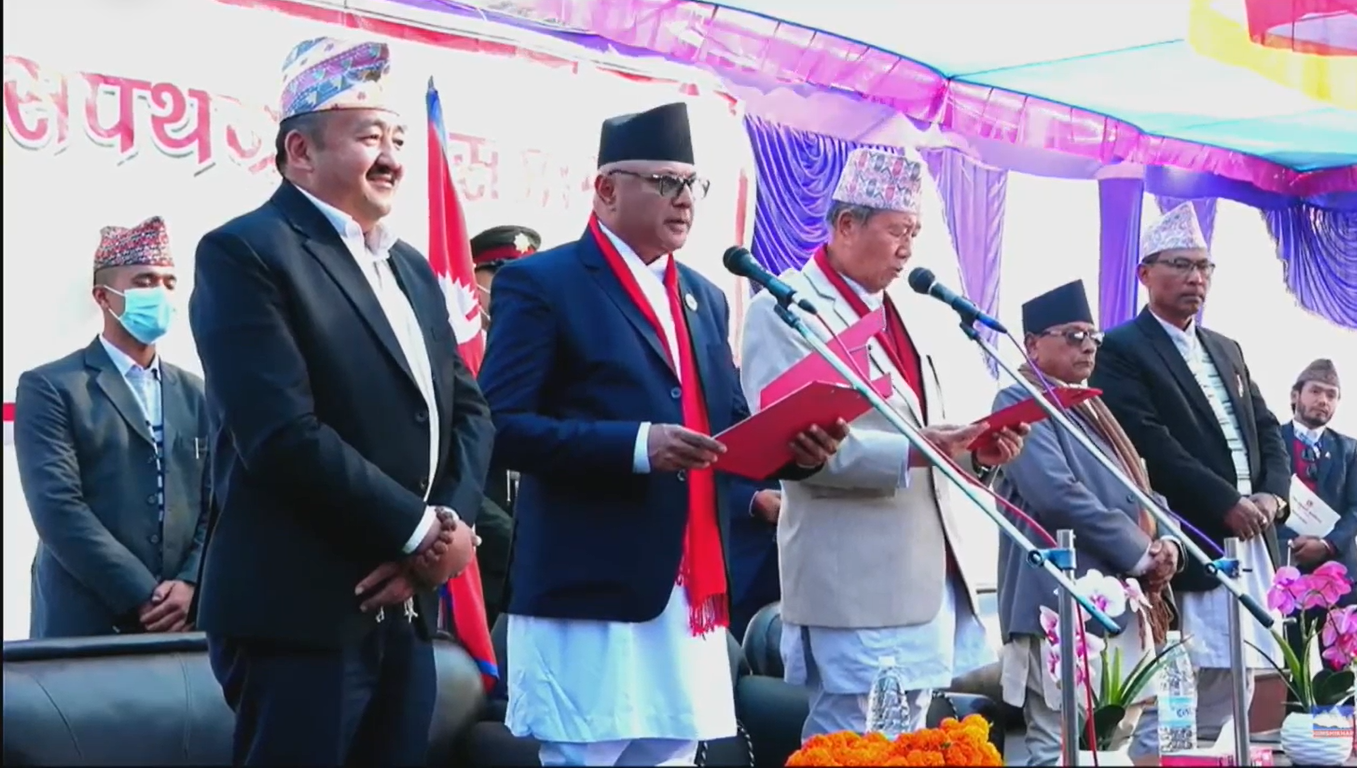 लिए प्रदेश १ का मुख्यमन्त्री कार्कीले पद तथा गोपनीयताको शपथ