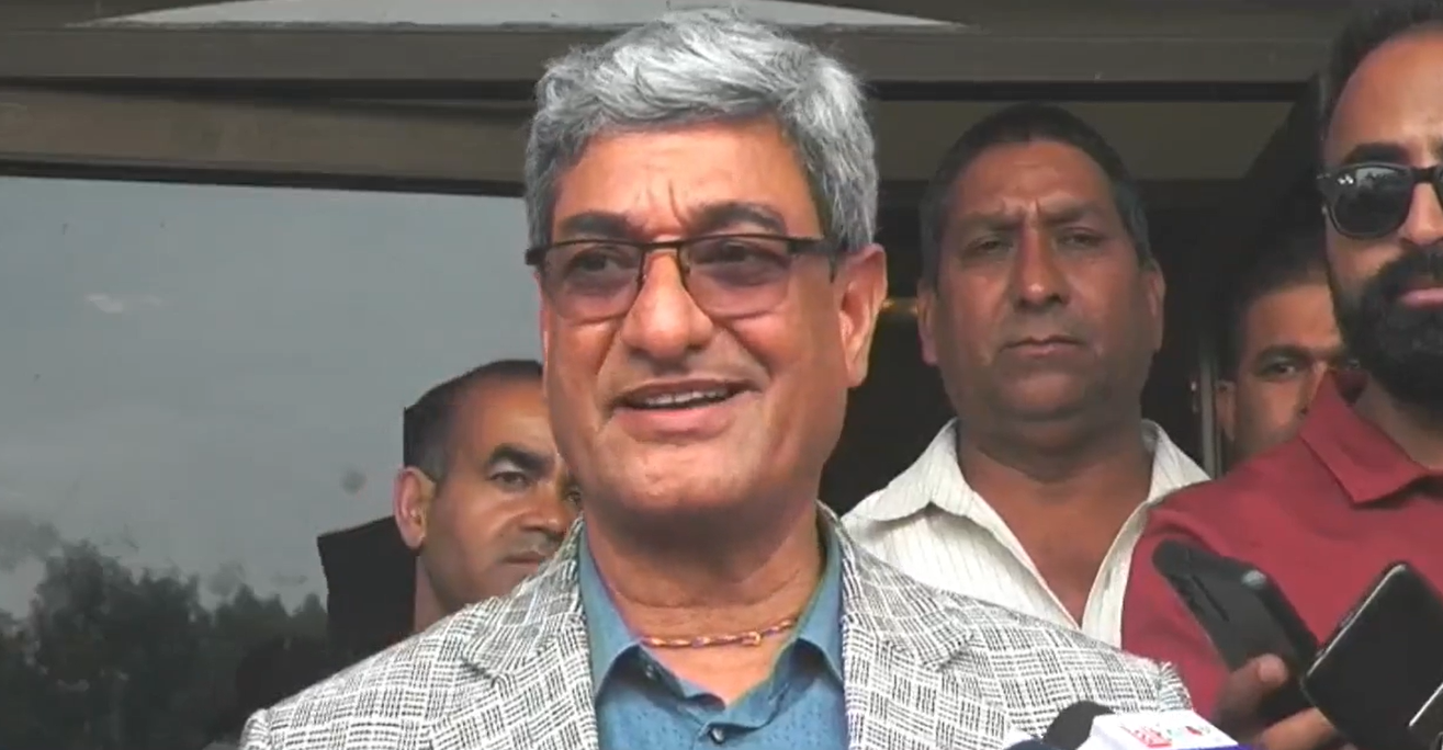 गृहमन्त्री रमेश लेखकद्वारा राजीनामा